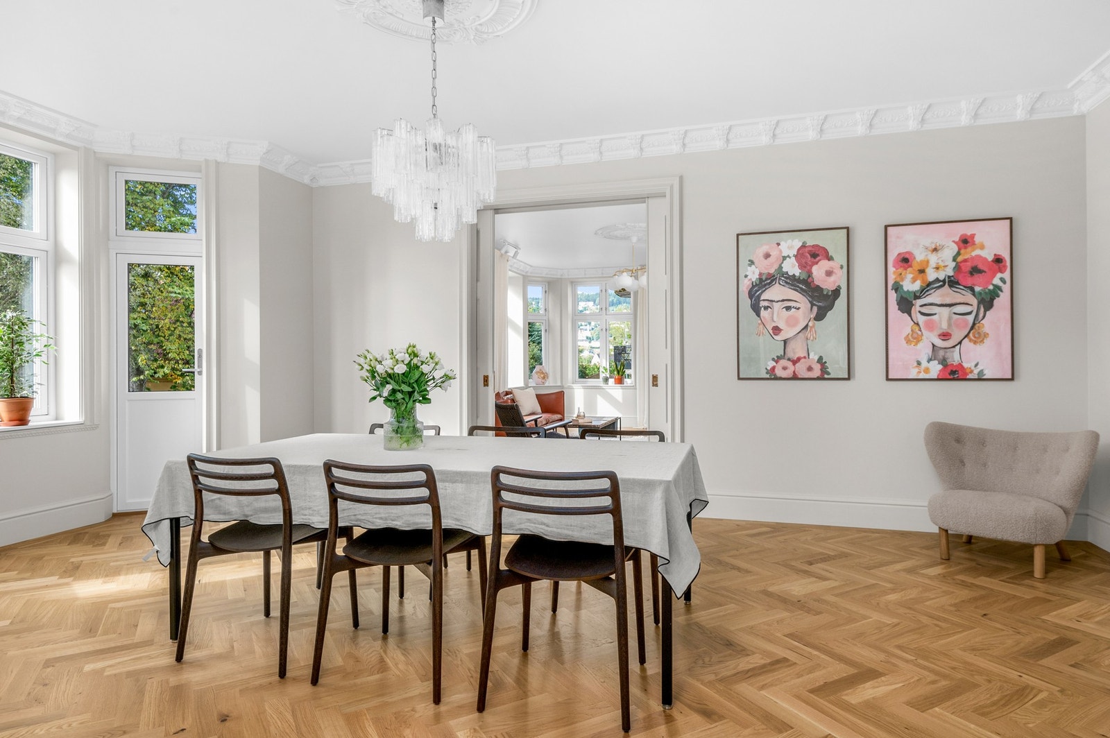 Fra spisestuen er det utgang til balkong. Galleribilde