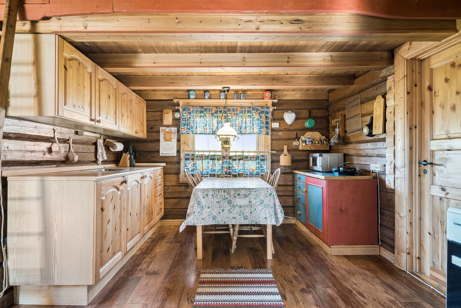 Kjøkken med gassovn og gasskjøleskap Galleribilde