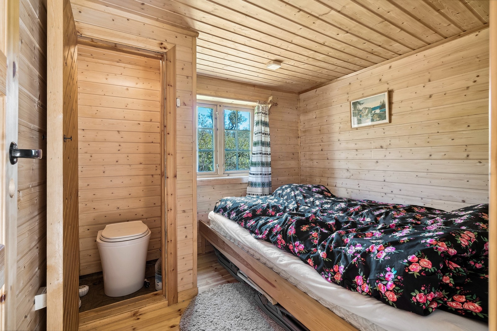 Det er to soverom i hytta Galleribilde
