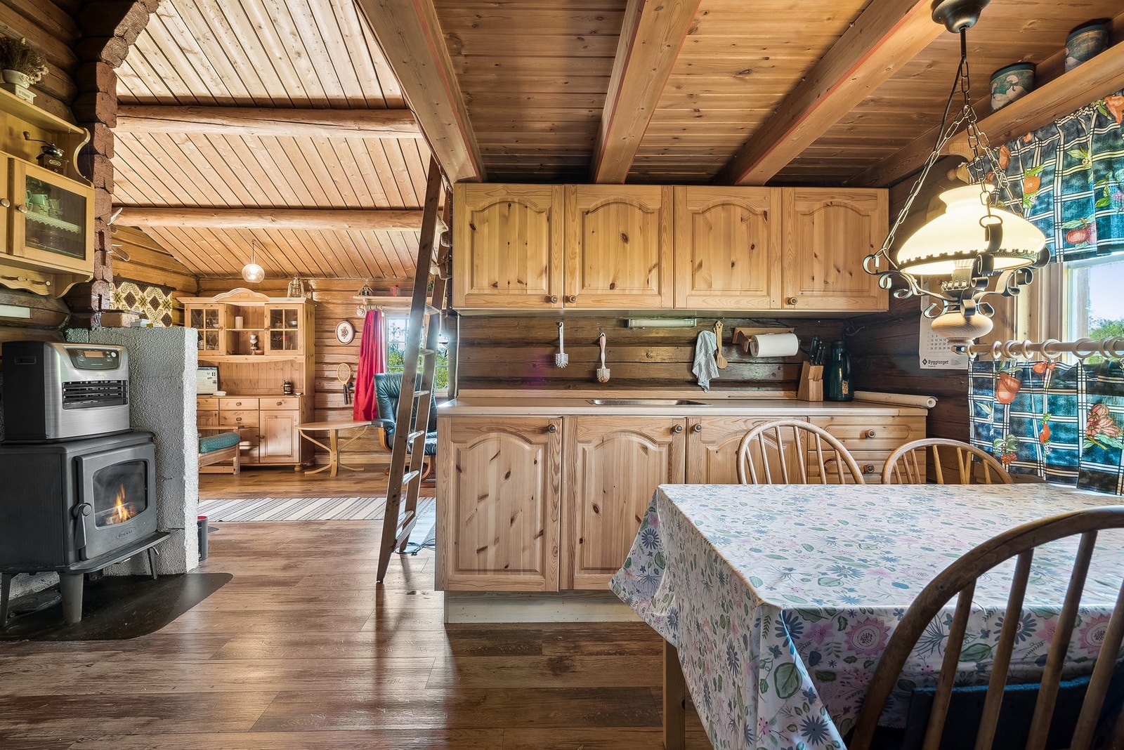 Egen vedovn på kjøkkenet Galleribilde