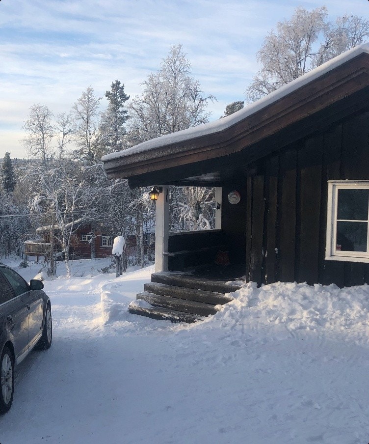 God plass for parkering på tunet, og et praktisk samt overbygd inngangsparti ønsker deg velkommen til hytta! Galleribilde