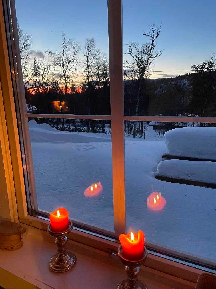 Flott utsyn fra stue, til mektig vinterlandskap i magisk kveldslys. Galleribilde