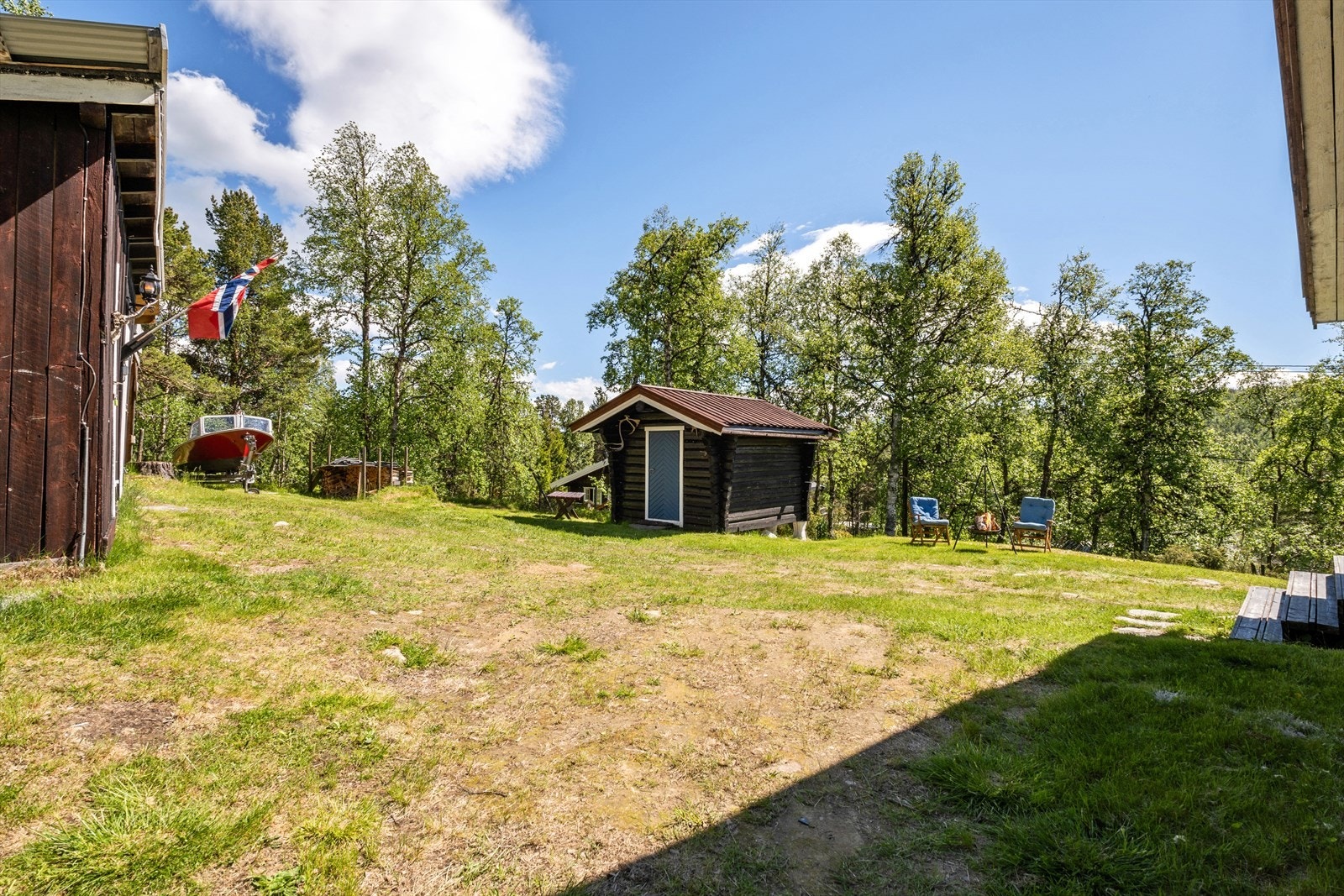 På tunet står et frittstående anneks i tømmer samt et frittstående uthus med utedo. Galleribilde