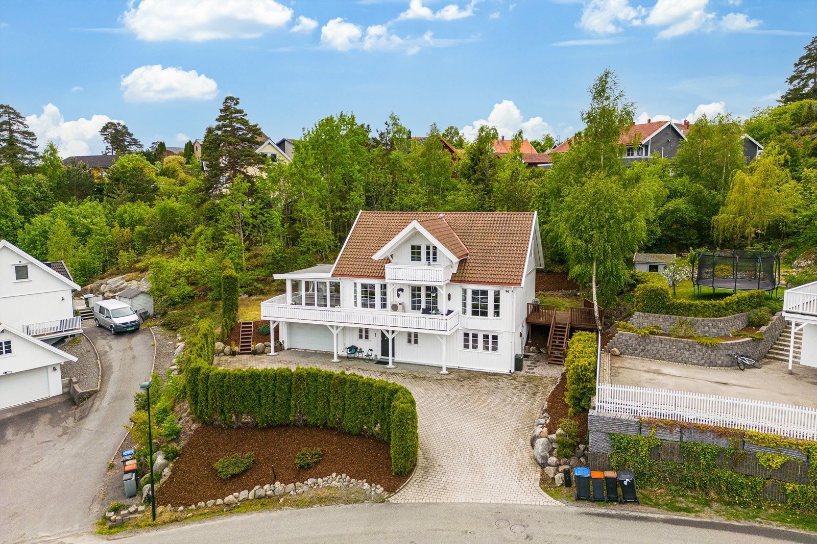 Boligen ligger flott til på Tveteneåsen med gode solforhold Galleribilde