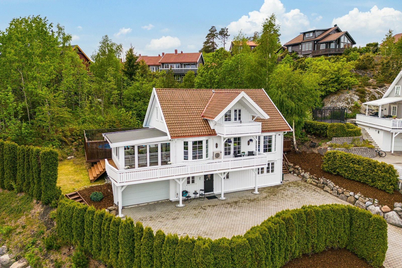Pent opparbeidet hagetomt med gressplen, blomsterbed, prydbusker og Tujahekk Galleribilde