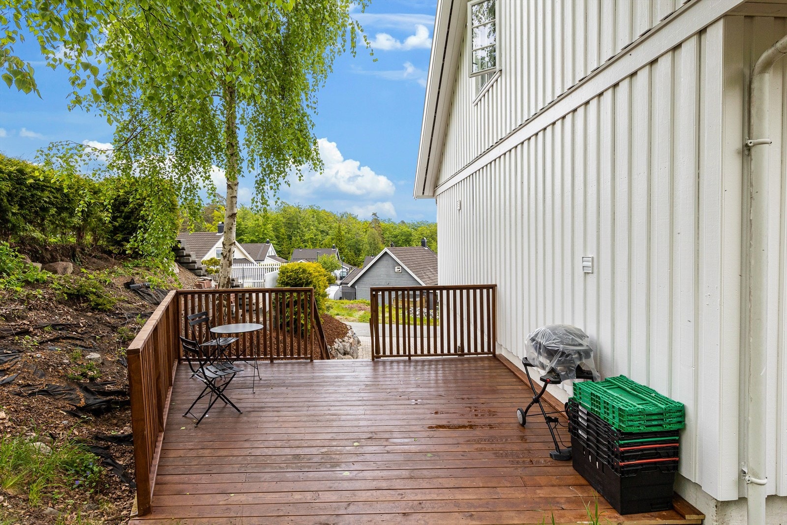Terrasseplatting med trapp ned til inngangen Galleribilde