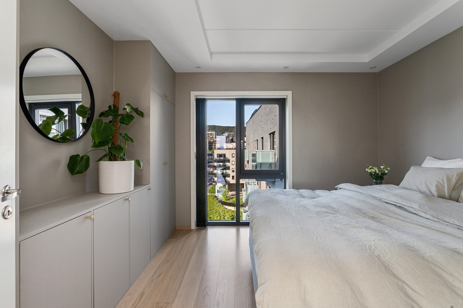 Soverommet har plass til stor dobbeltseng og den plassbygde garderoben er både et dekorativt element i rommet samtidig som det rommer mye praktisk lagringsplass. Galleribilde