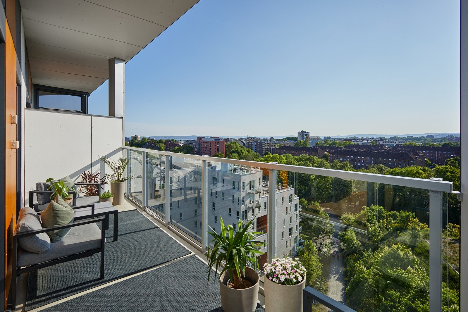 Balkongen er overbygget noe som skaper lun stemning også på mer rufsete dager. Galleribilde