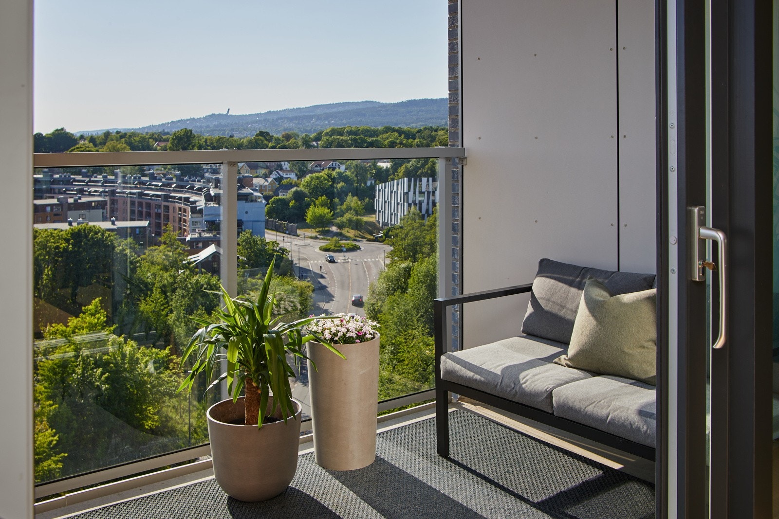 Vendt direkte mot syd-vest har man solen store deler av dagen og til den går ned om sommeren. (ca. kl. 13.30 - kl. 22.00) Galleribilde