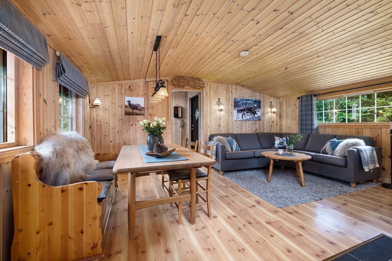 God plass til både sofagruppe og spiestue. Galleribilde