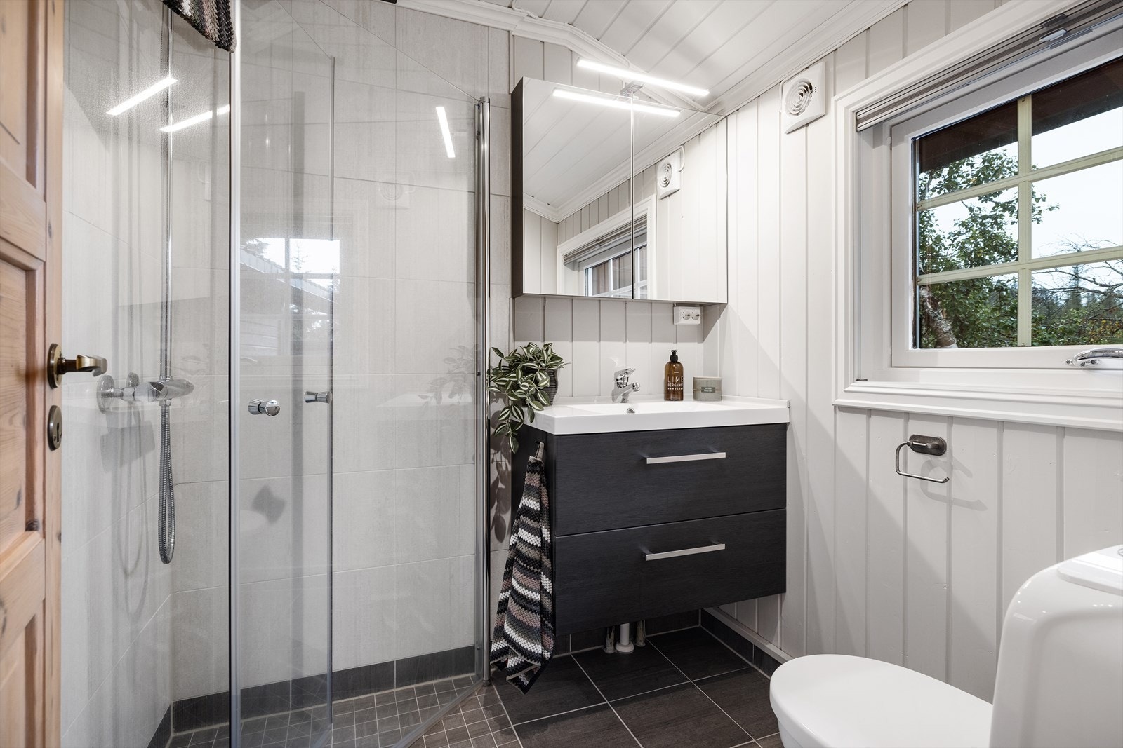 Badet er fra 2019 og er innredet med servant, toalett og dusjhjørne. Galleribilde