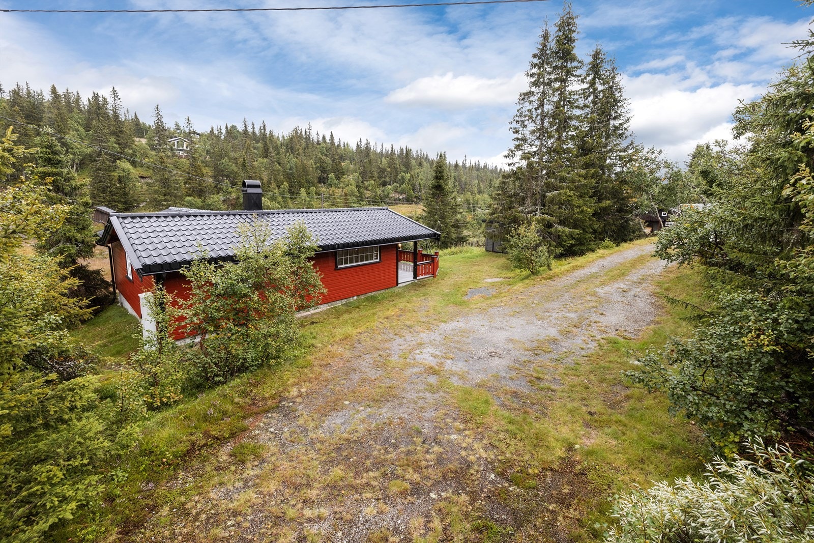 Fra hytta er de ca. 1,5 km til Fjellstua med hjemmelaget god mat, øl- og vinservering. Dagligvare på Feriesenteret på Haglebu, ellers kan man ta kjøreturen på ca. 20 minutter til Eggedal sentrum med Spar, Jernia og Vinmonopol. Galleribilde