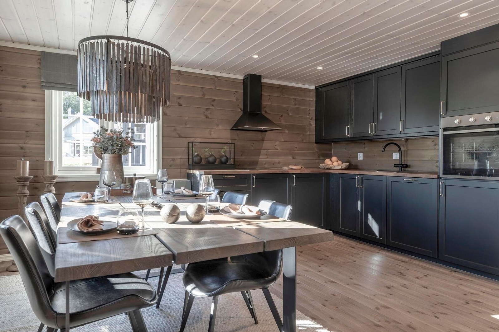 Romslig kjøkken / spisestue med plass til storfamilien Galleribilde