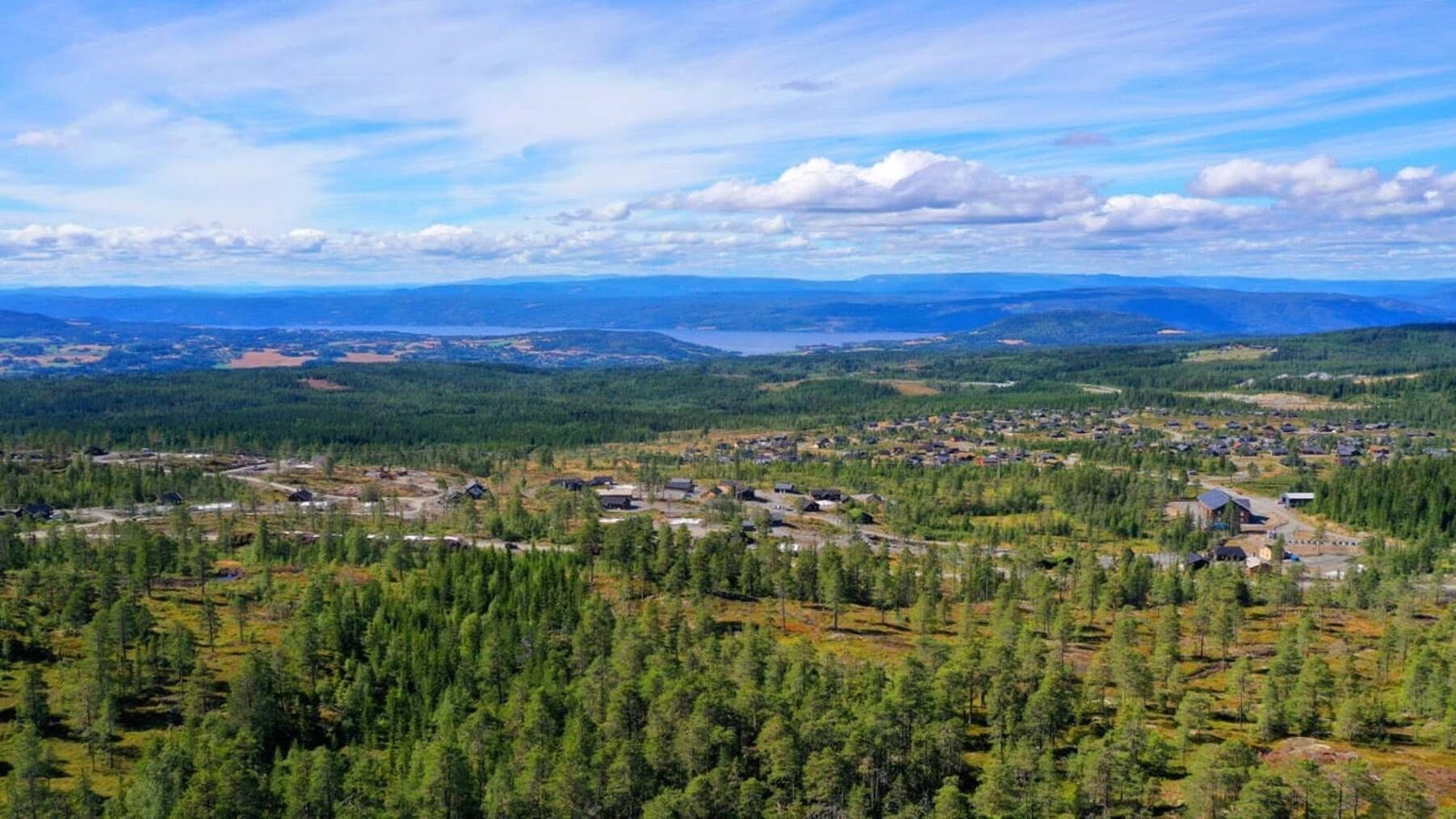 Dronefoto over tomteområdet. Til høyre sees Storstua Galleribilde
