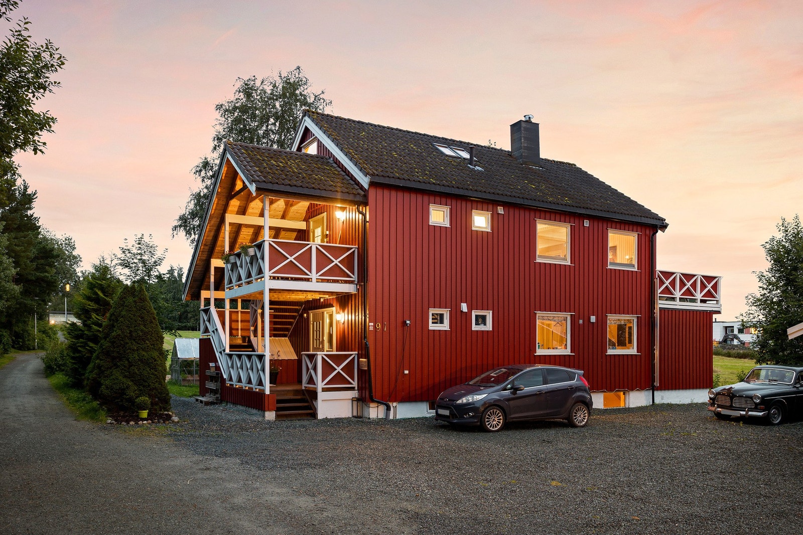 En innholdsrik halvpart med svært attraktiv og familievennlig beliggenhet på Dragvoll / Angelltrøa. Galleribilde