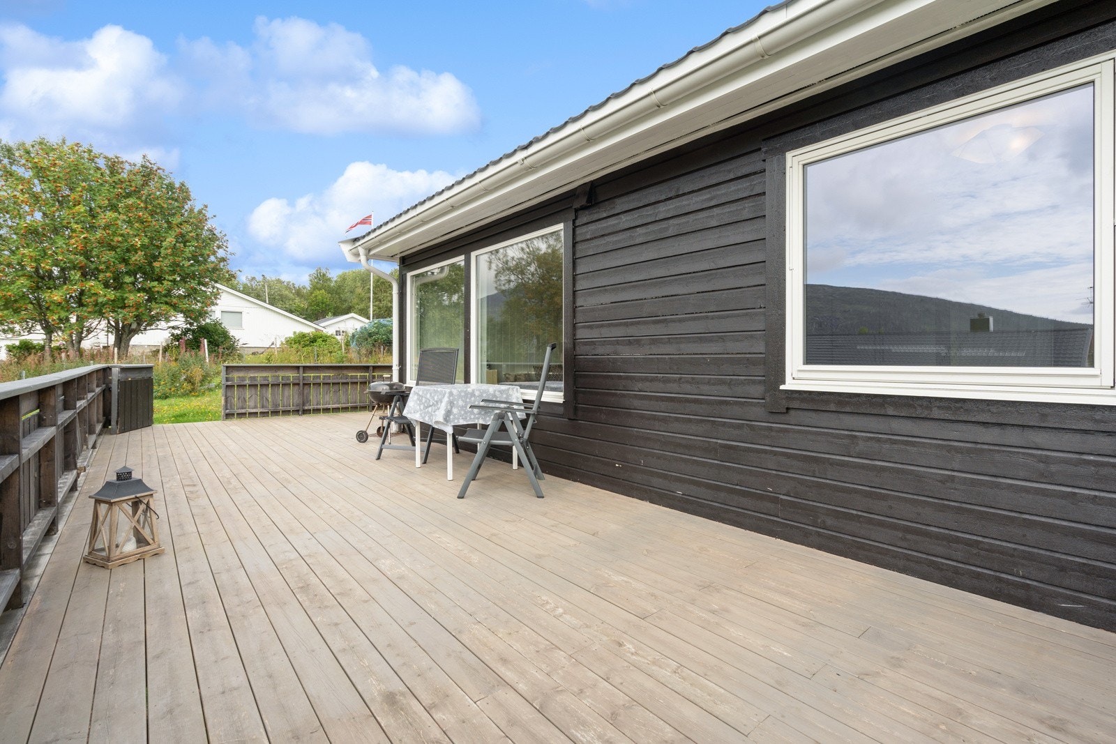 - Her er det god plass til møbler, grill, solsenger og andre ting man ønsker på en veranda. Galleribilde