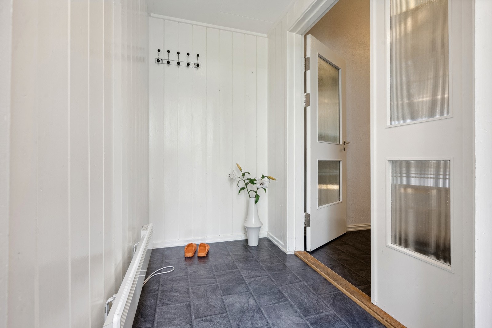 - Her er vi inne i et pent inngangsparti med god plass til møbler. Videre inn er det ... Galleribilde