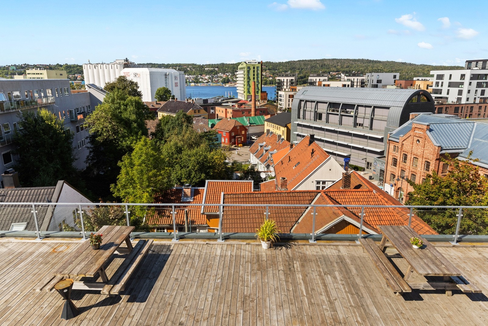 Sameiet har to felles takterrasser på toppen av bygget. Her er det sol hele dagen og fin sjøutsikt. Galleribilde