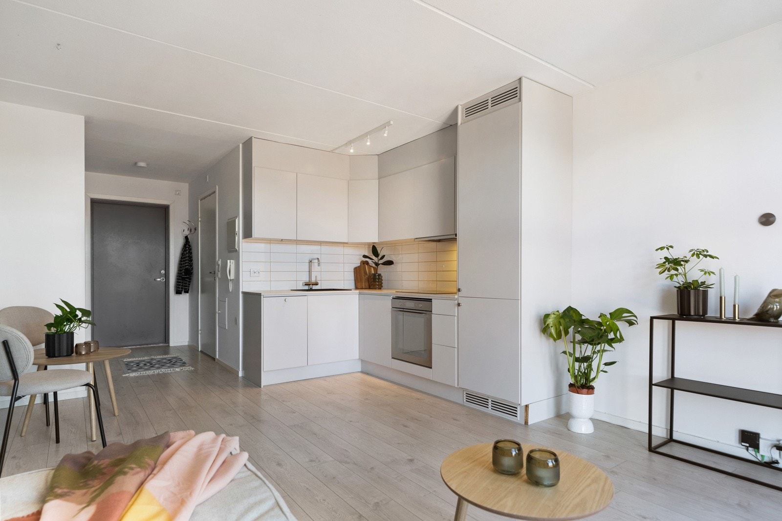 Leiligheten er i 2018 pusset opp med nytt og moderne kjøkken med integrerte hvitevarer og nye gulvoverflater. Galleribilde