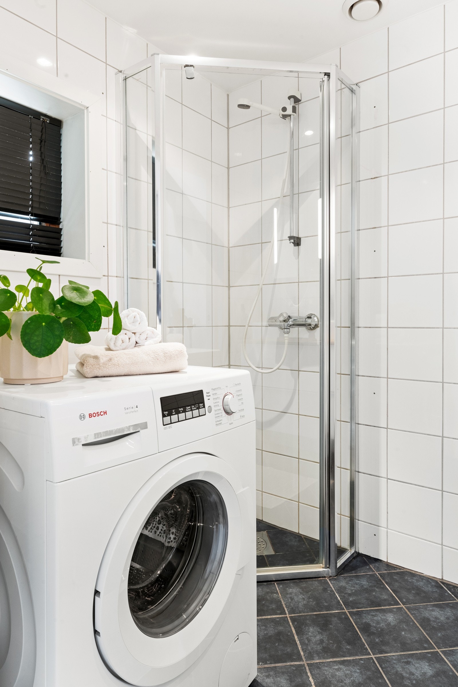 Vaskemaskin på bad (ca. 5 år gammel) medfølger om ønskelig. Galleribilde