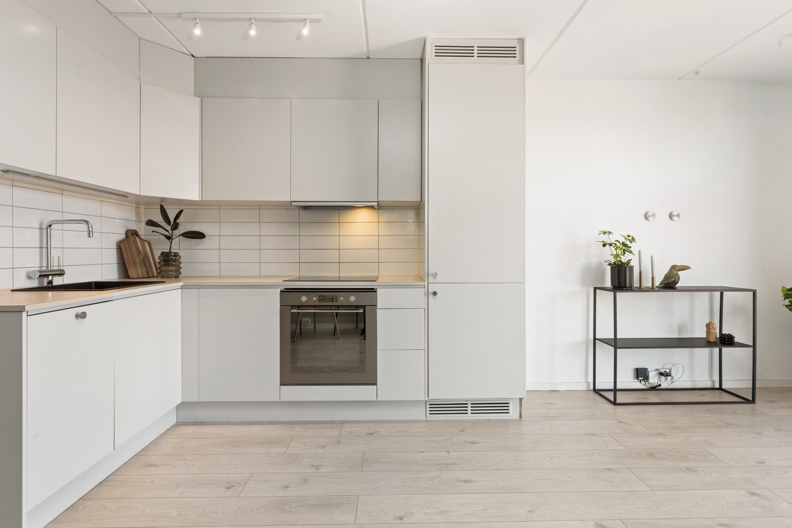 For øvrig integrerte hvitevarer som stekeovn, platetopp og oppvaskmaskin. Galleribilde