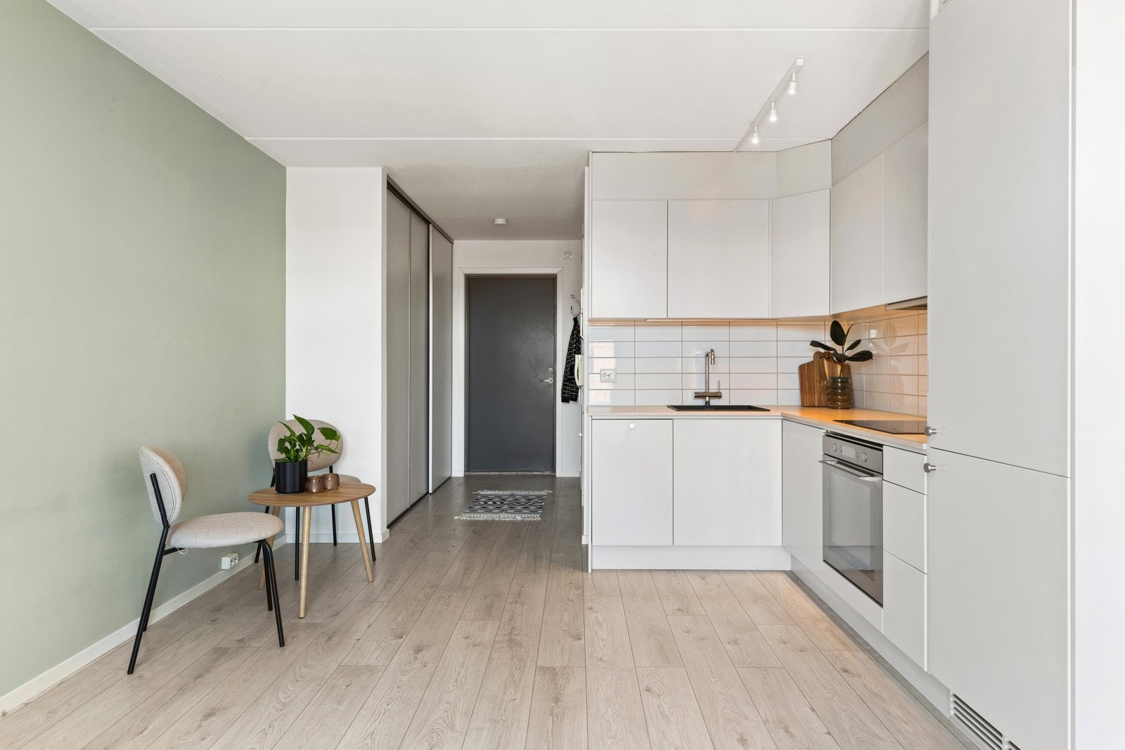 Det er godt med skap- og benkeplass på kjøkkenet og integrert kombiskap fra 2022 i vanlig størrelse. Galleribilde