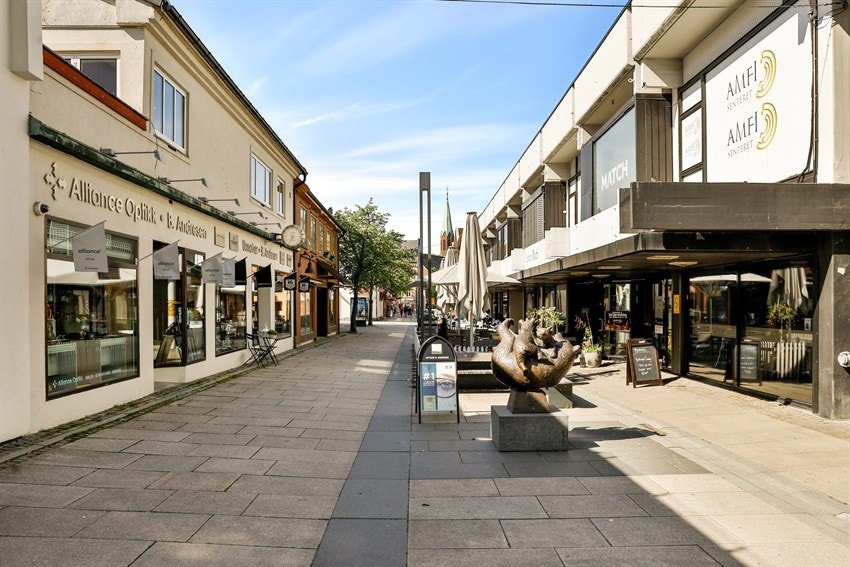 Gågata med Amfi Kjøpesenter ligger i kort gangavstand fra leiligheten. Galleribilde