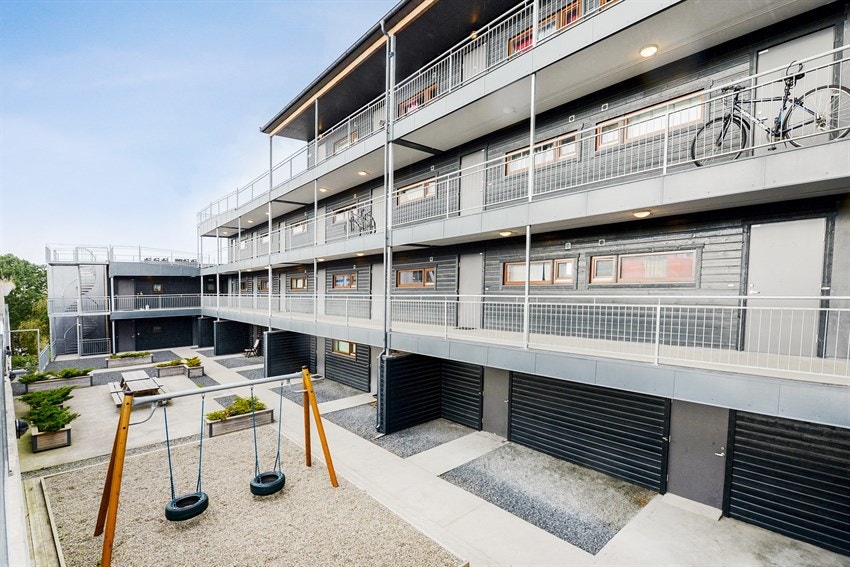 Fellesområder med sittegrupper og lekeapparater. Galleribilde