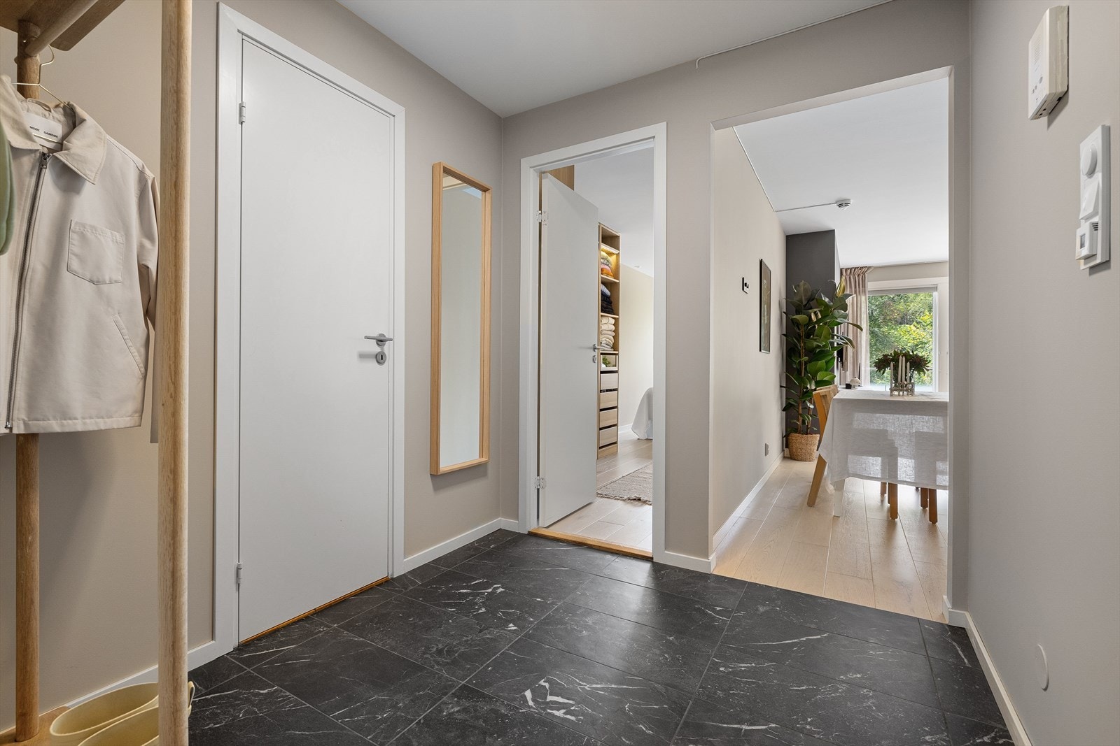 Romslig gang med god plass til oppbevaring av sko og yttertøy Galleribilde