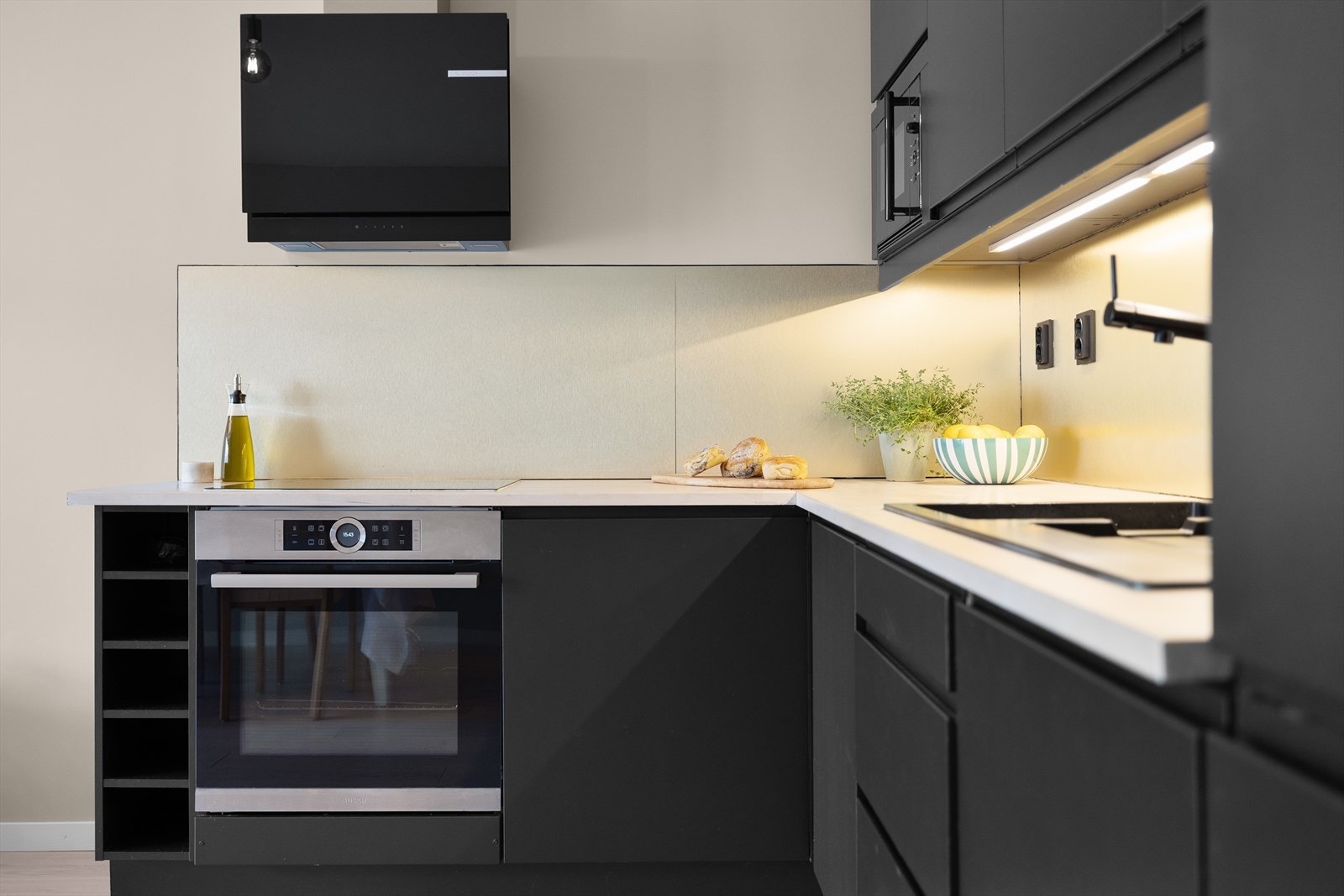 Kjøkkenet er utstyrt med platetopp, ventilator, kjøl/fryseskap, ovn, integrert micro og oppvaskmaskin. Galleribilde