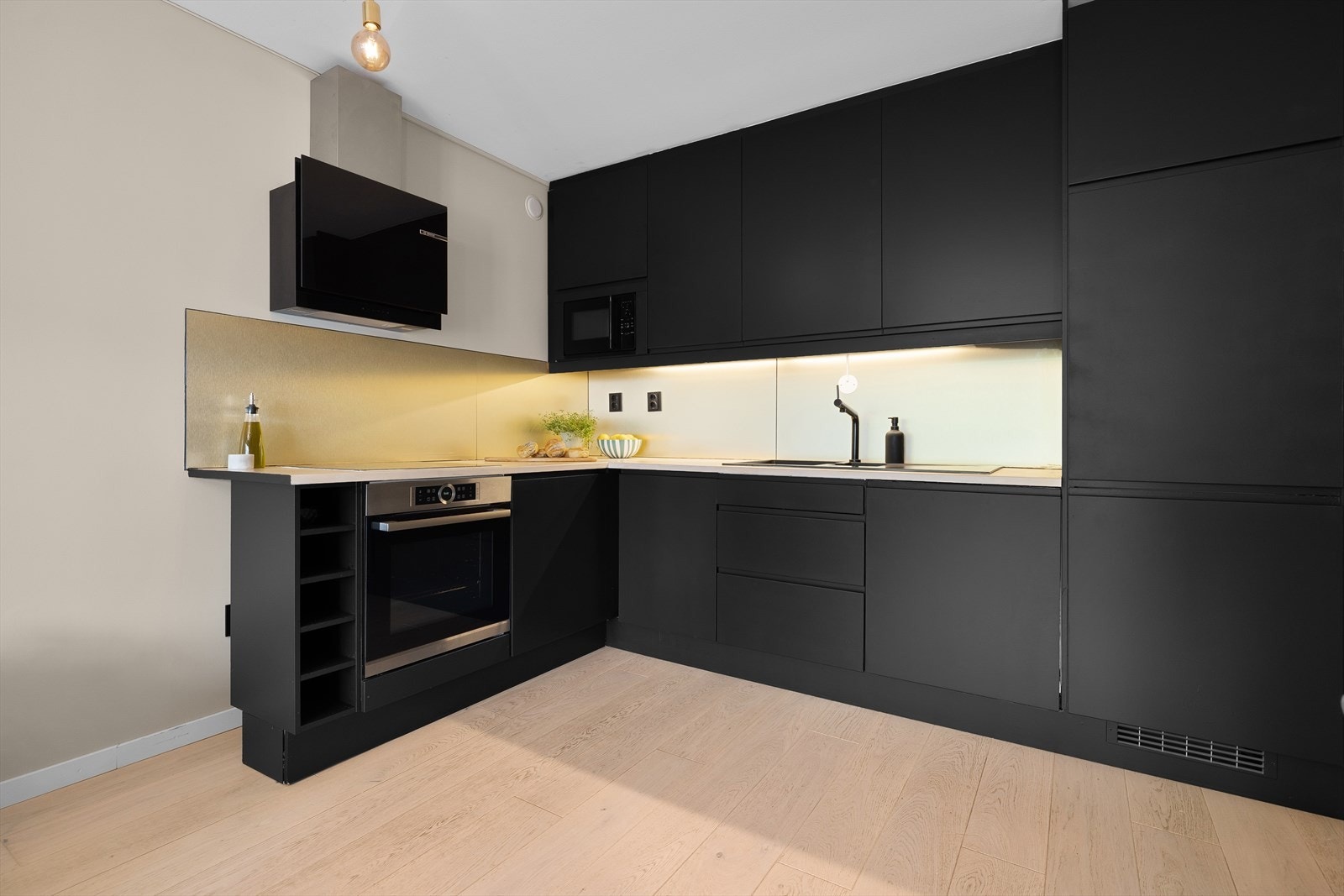 Moderne kjøkken med svarte fronter. Kjøkkenet er oppgradert med malte fronter og utskifting av enkelte hvitevarer i 2020 Galleribilde