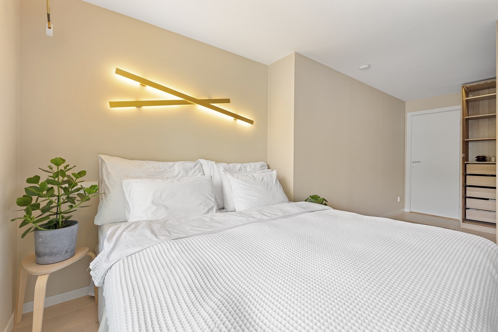 Svært romslig soverom med god plass til dobbeltseng, nattbord og garderobe Galleribilde