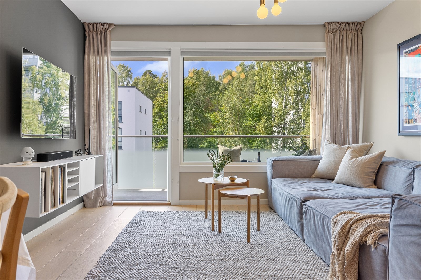 Det er både heis og trapp opp til leilighetsplan Galleribilde