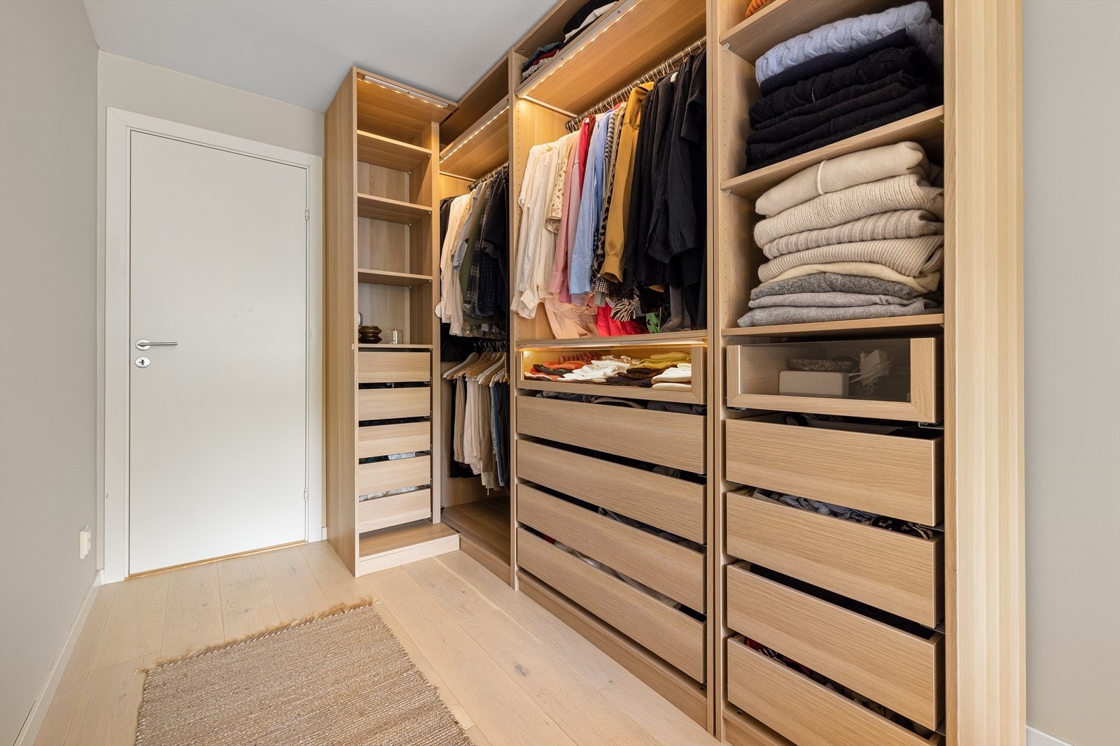 Garderoben gir deg rikelig med oppbevaringsplass Galleribilde