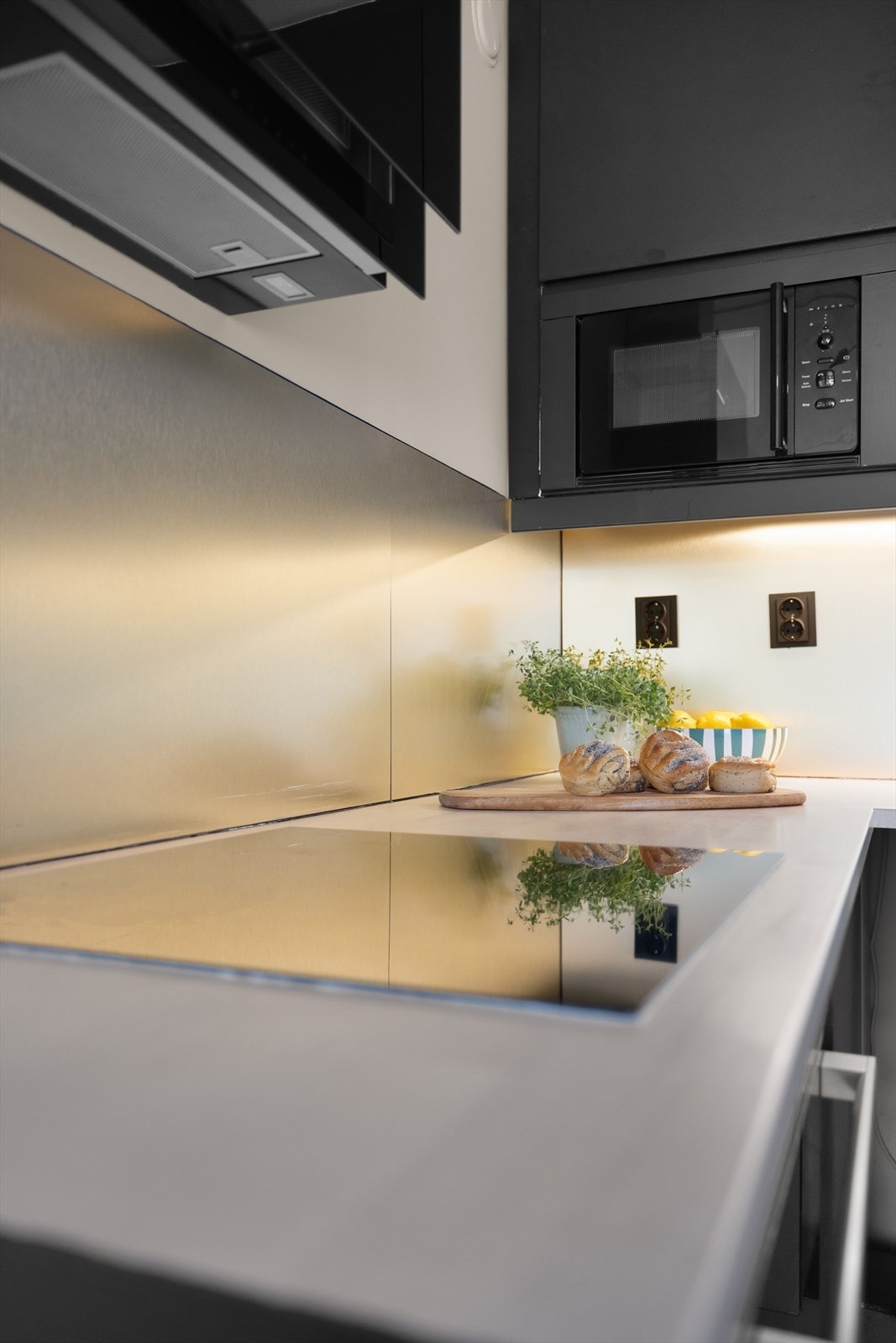 Det er godt med benkeplass samt oppbevaringsplass i skuffer og skap. Galleribilde