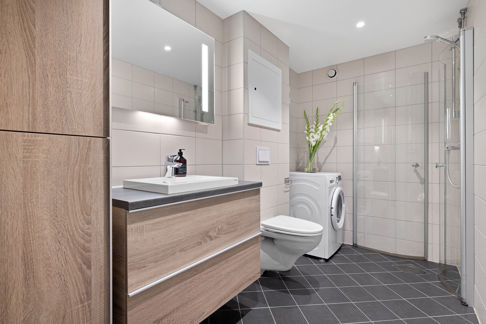 Pent flislagt baderom Galleribilde