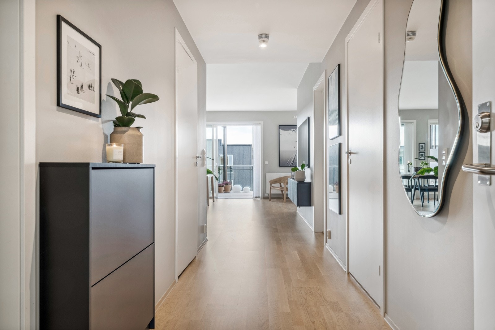 Leiligheten har en innbydendé entre med god plass til å henge fra seg yttertøy og sette fra seg sko. Galleribilde