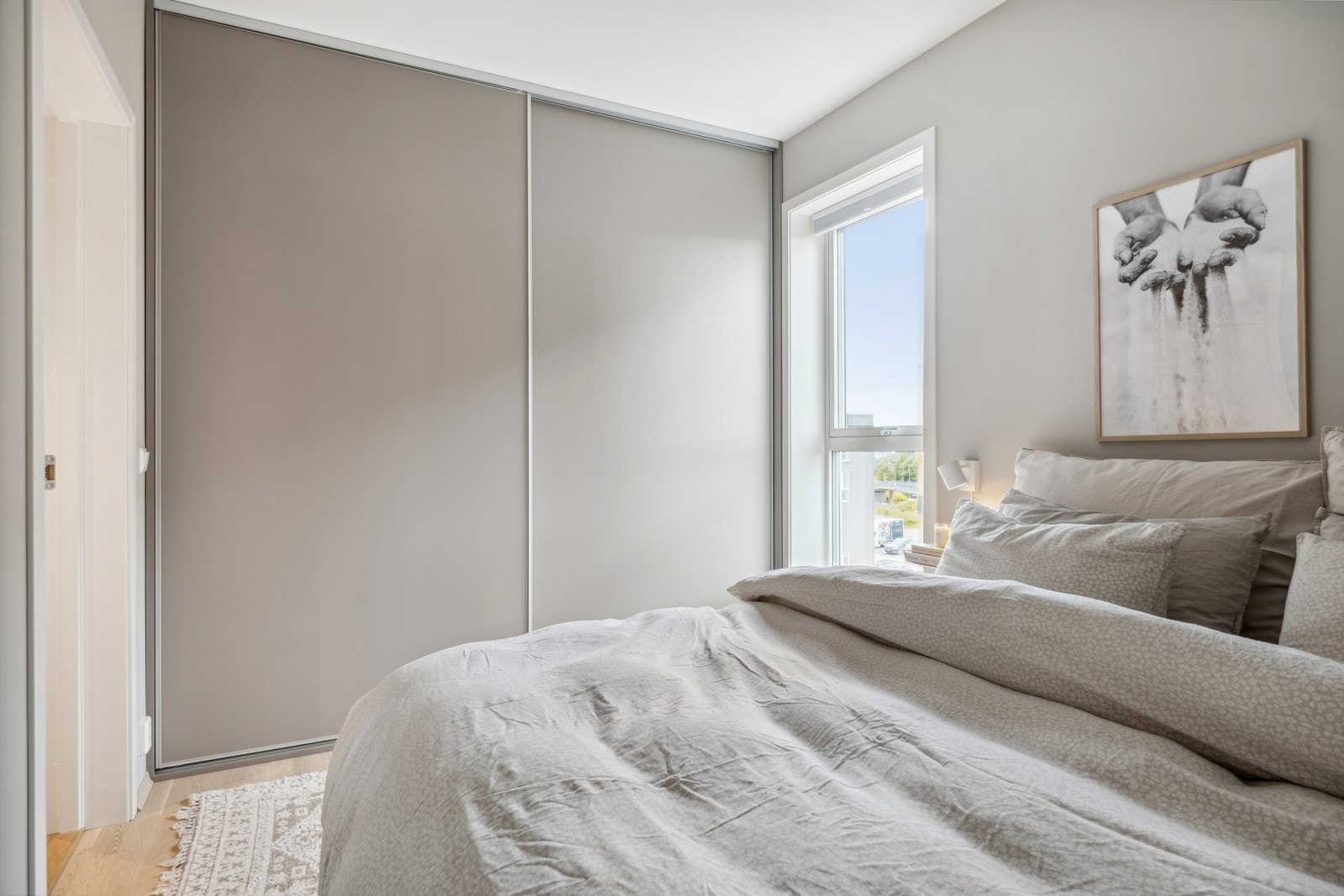 Hovedsoverommet har en praktisk skyvedørsgarderobe. Galleribilde