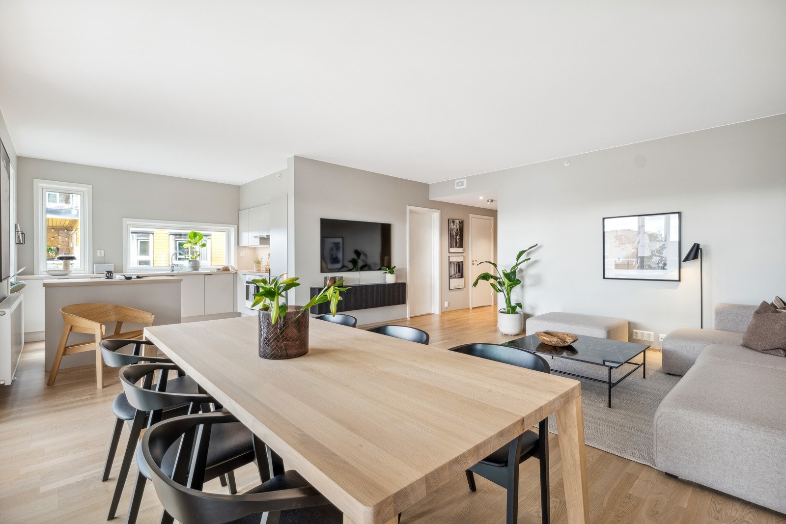 Leiligheten holder en minimalistisk og moderne stil. Tidsriktige farger hever helhetsinntrykket. Galleribilde