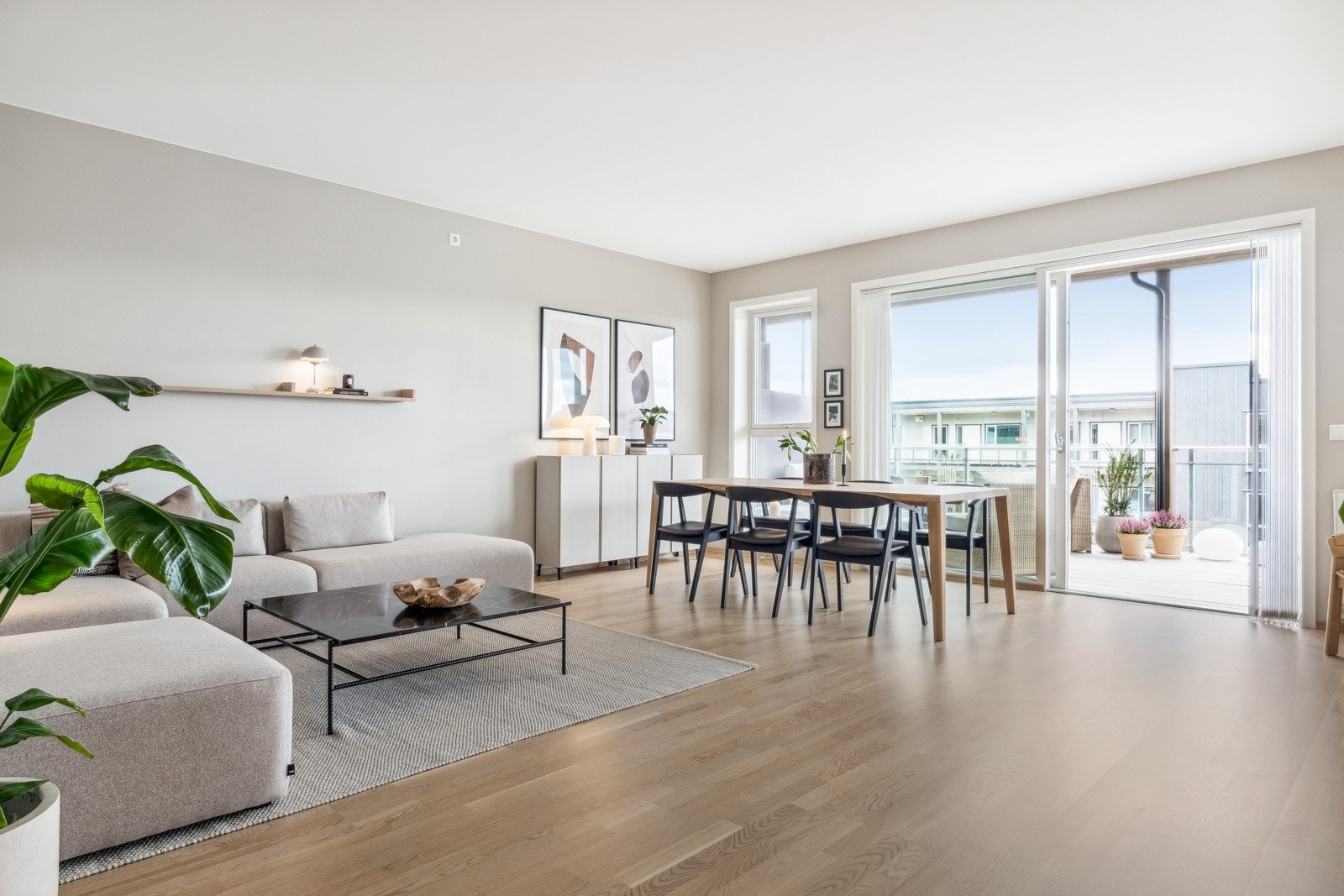 Stuen oppleves som lys og luftig. Store vindusflater gir rikelig med naturlig lysinnslipp. Galleribilde