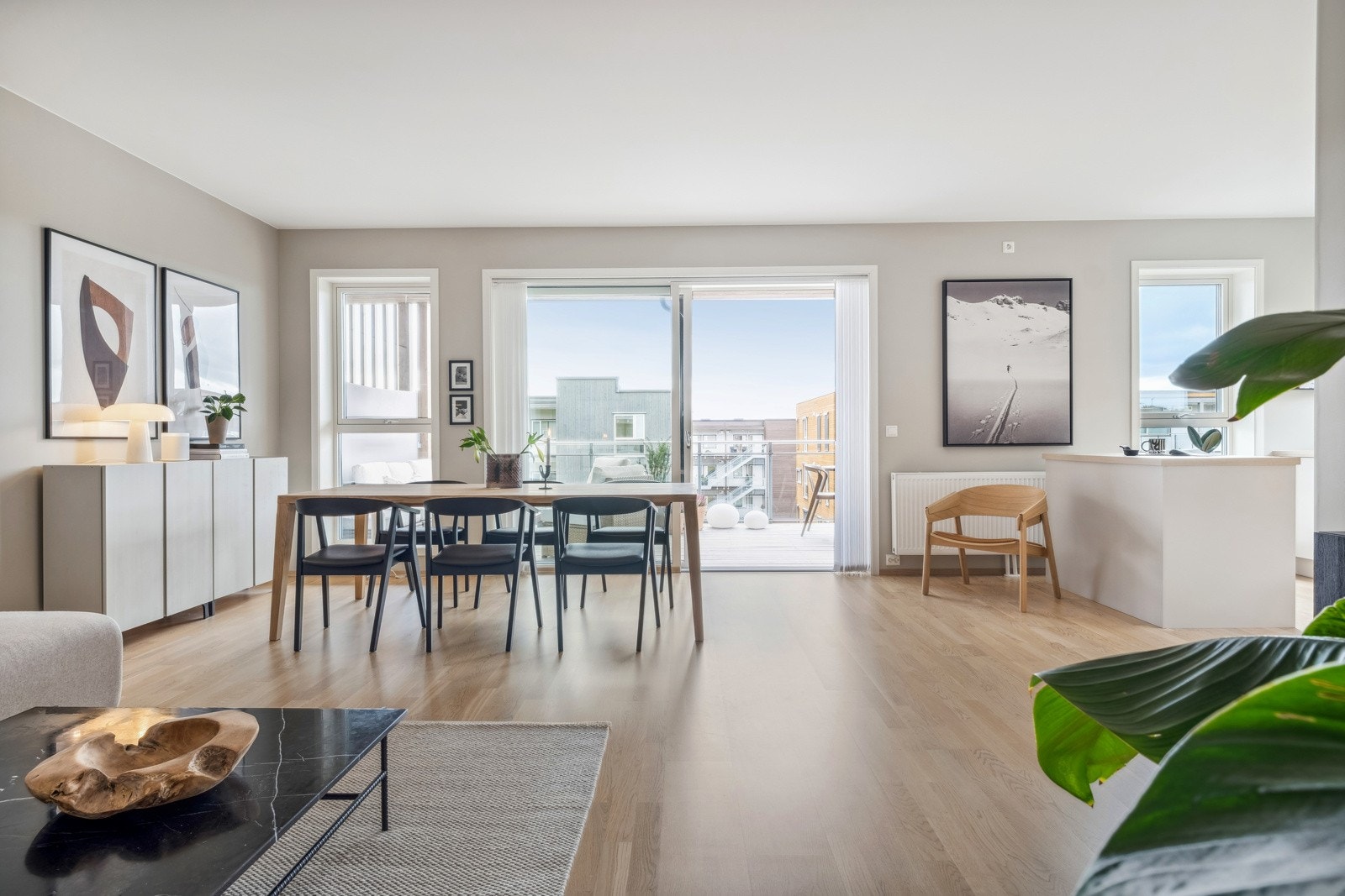 Det er god plass til en større spisegruppe. Galleribilde