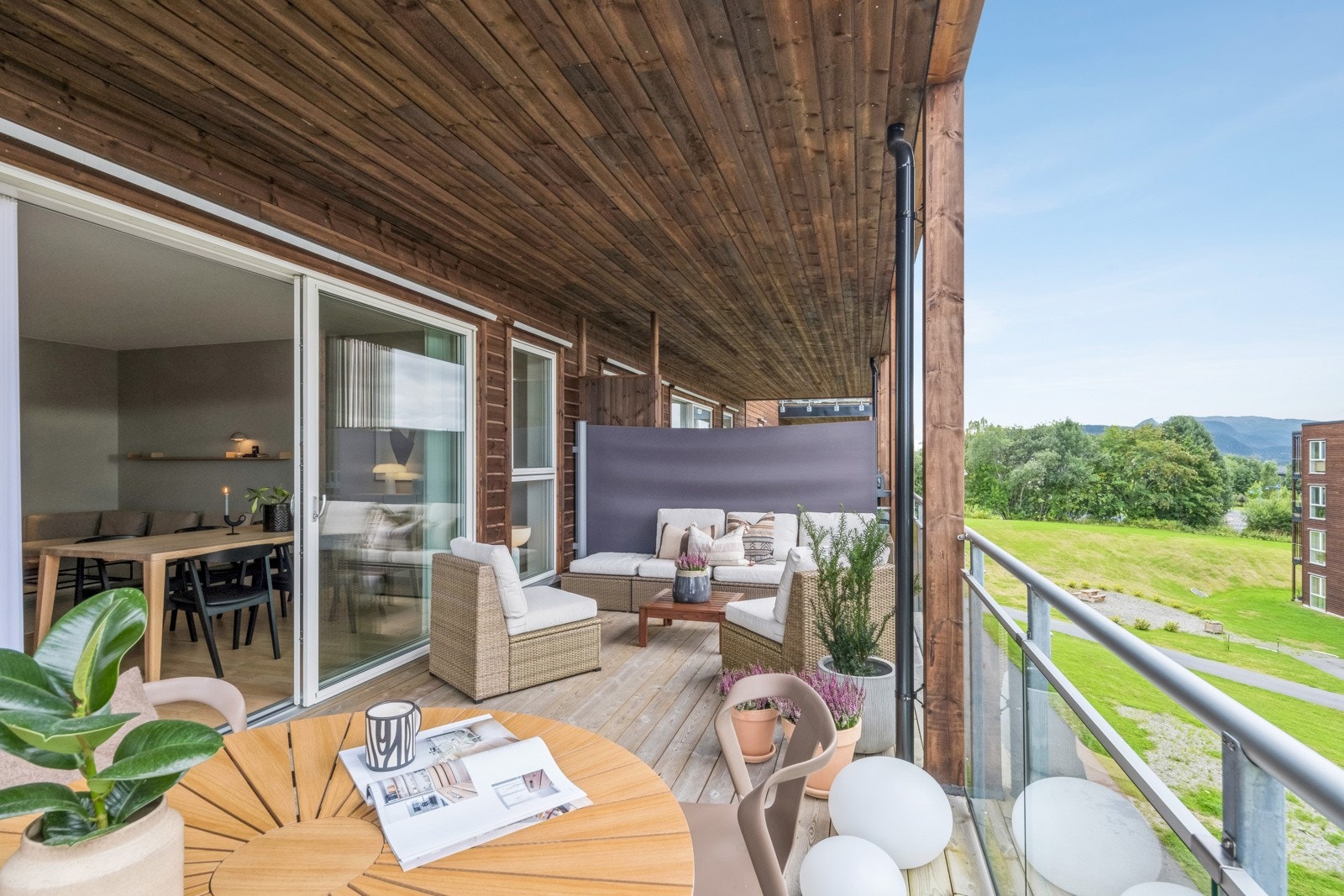 Leiligheten har en stor sør-vestvendt balkong med gode møbleringsmuligheter. Galleribilde