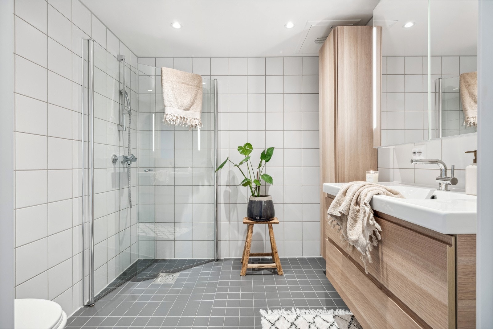 Pent flislagt baderom med varme i gulv. Galleribilde