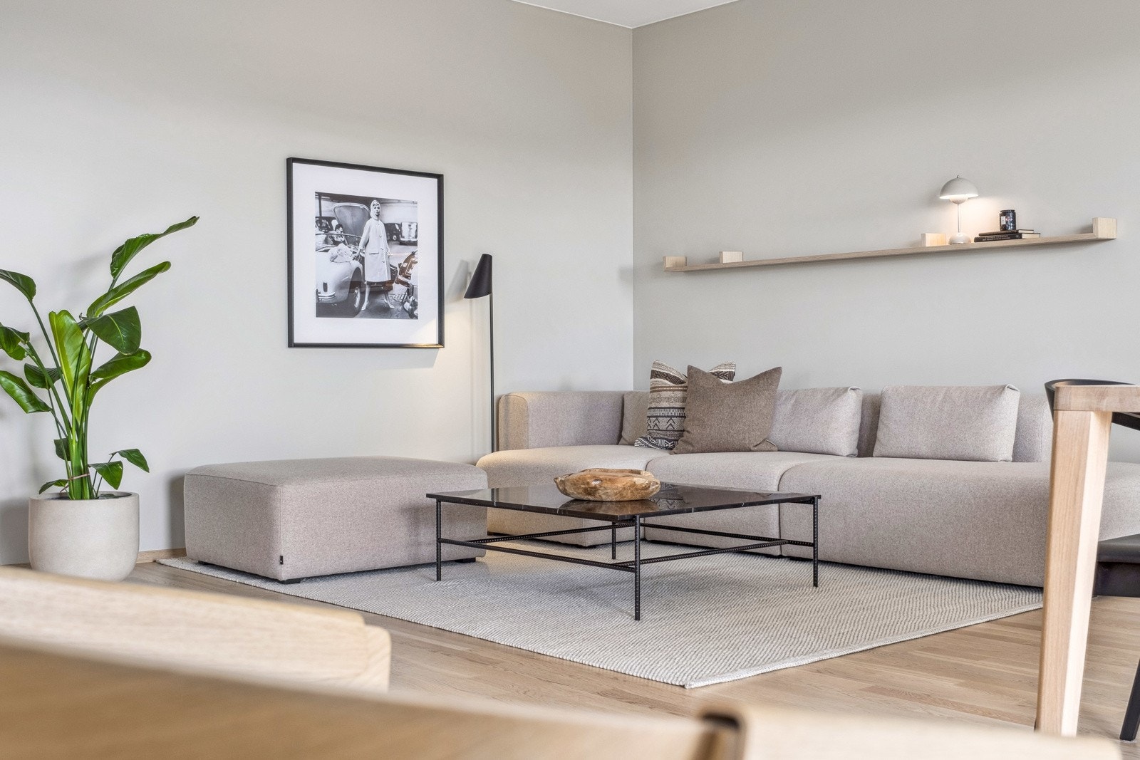 Stuens romslige og sosiale utforming skaper naturlige møbleringssoner. Galleribilde