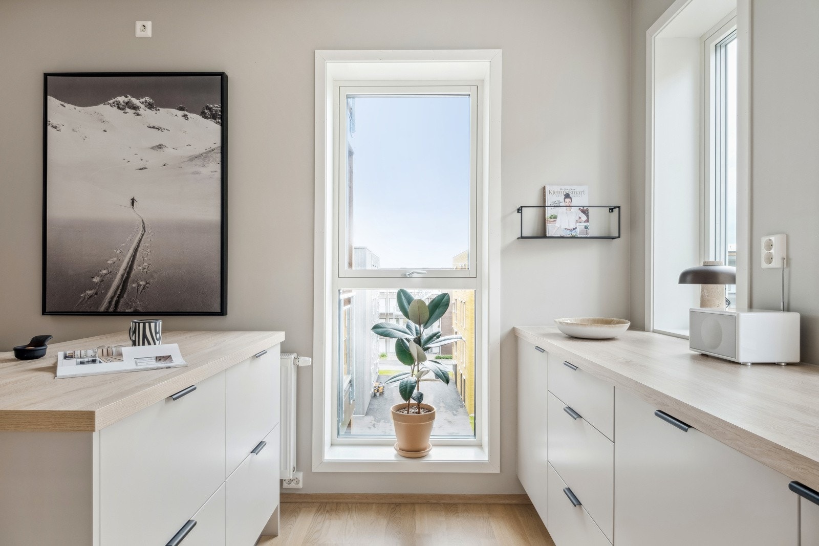 Kjøkkenets praktiske utforming gir rikelig med arbeidsplass og oppbevaringsmuligheter. Galleribilde