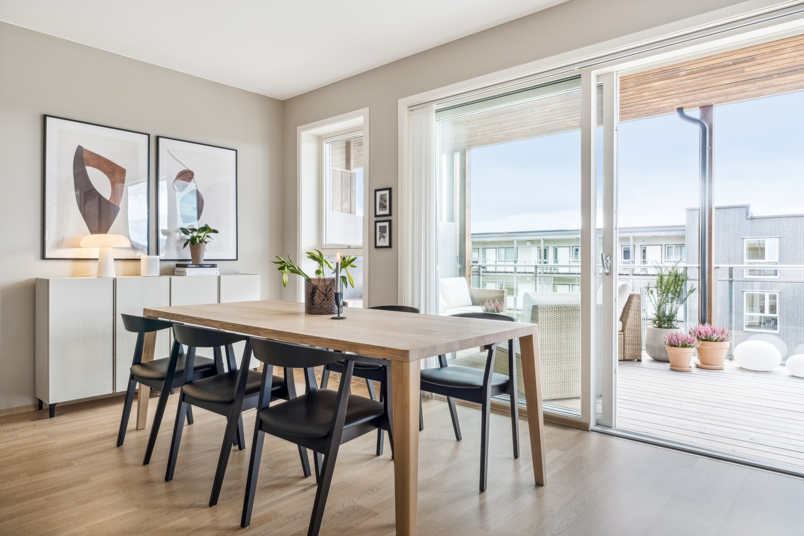 Fra spisestuen er det direkte utgang til balkongen. Denne oppleves som en naturlig forlengelse av oppholdsrommet. Galleribilde