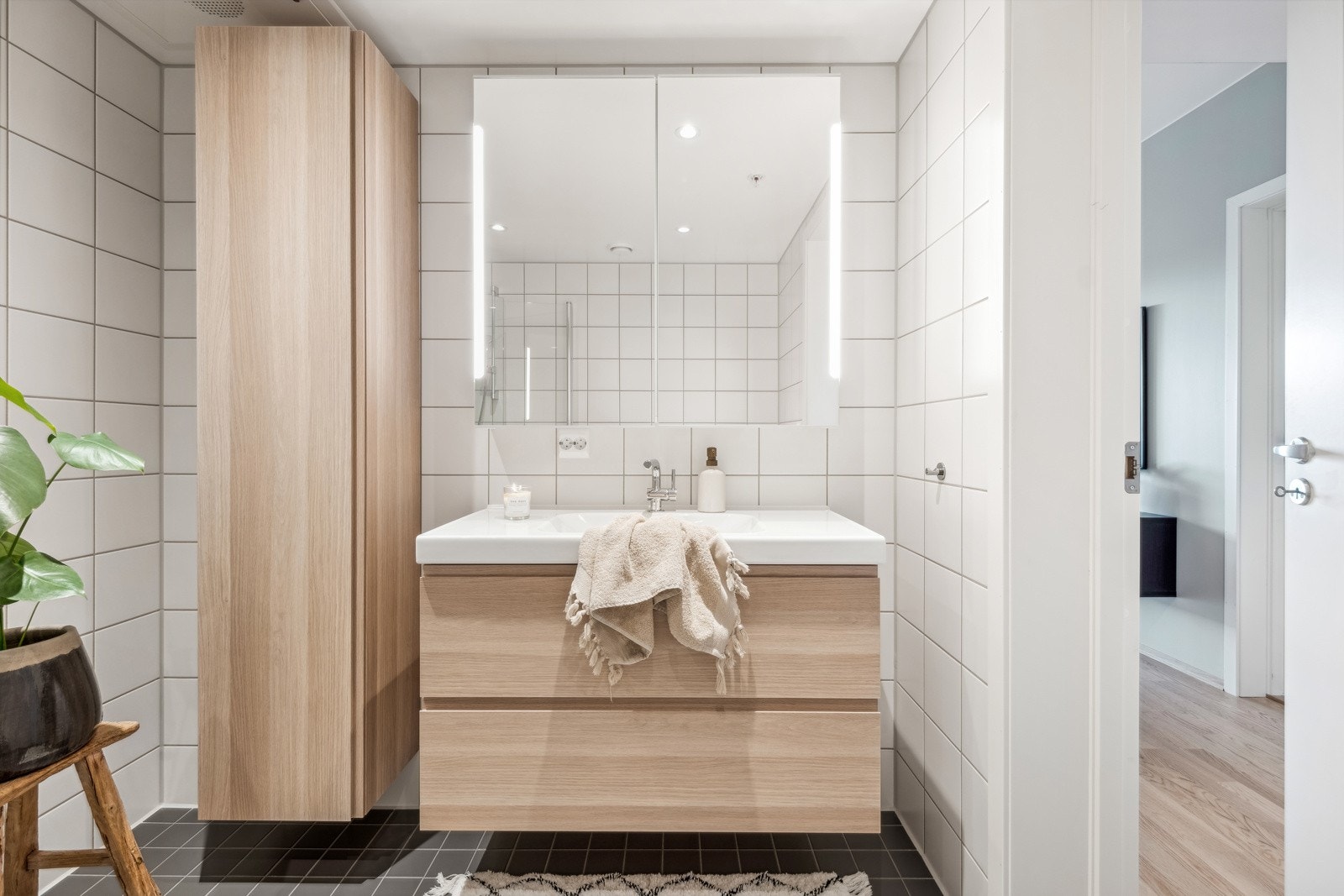 Baderomsinnredningen holder en minimalistisk og nordisk stil. Galleribilde