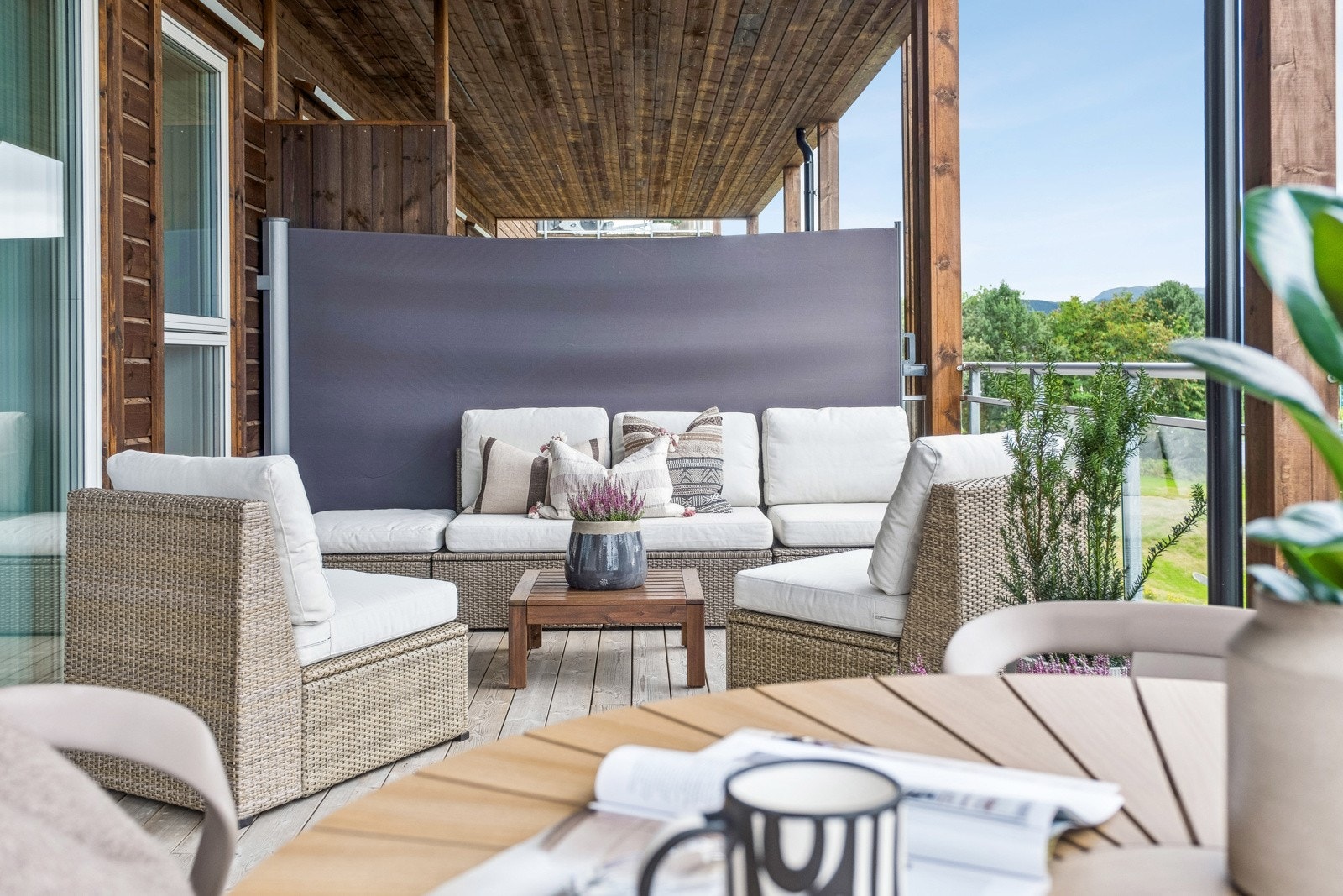 Balkongen har god plass til en større sittegruppe. Galleribilde