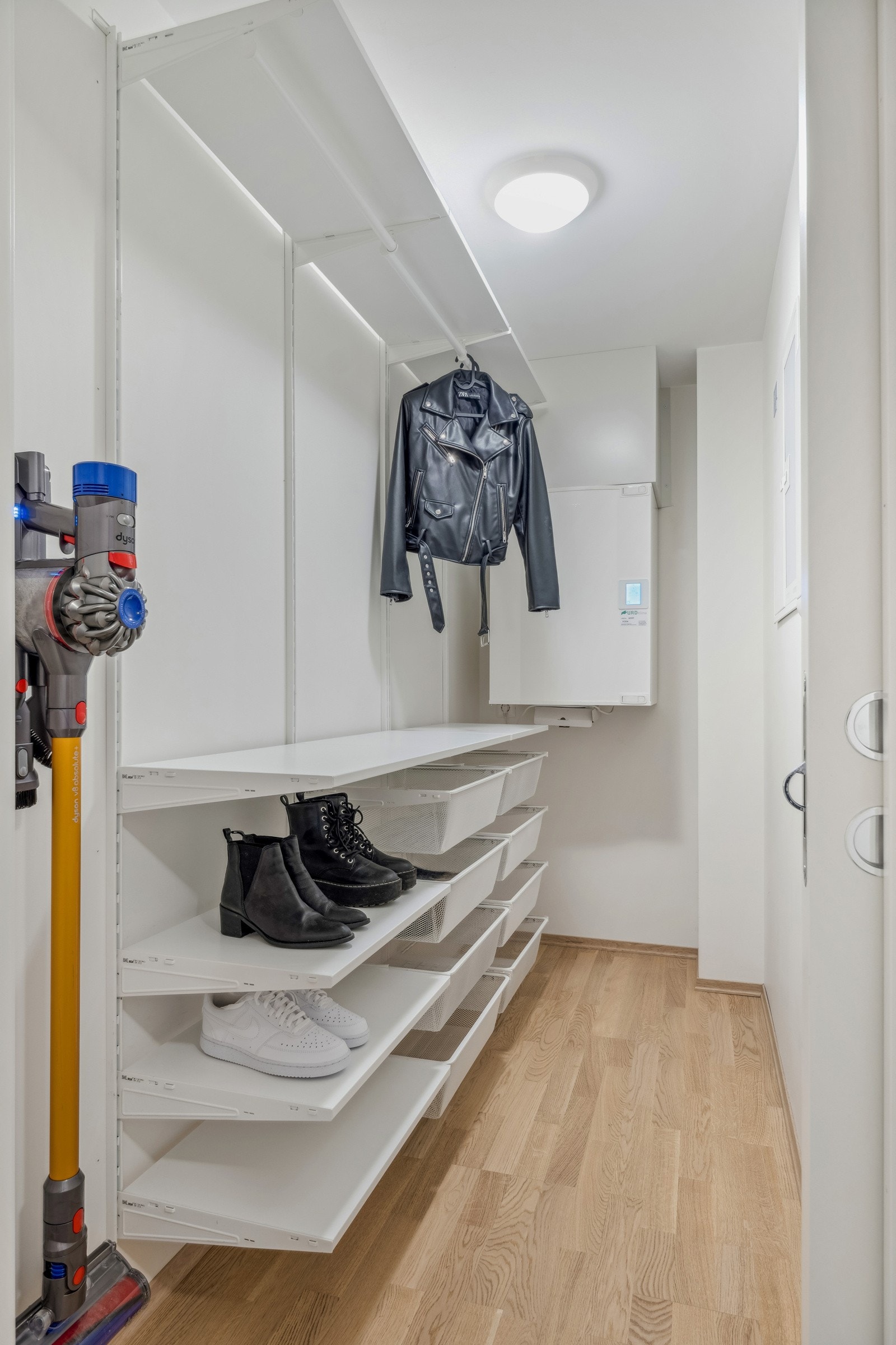 I tilknytning til vaskerommet finner du en praktisk bod med gode oppbevaringsmuligheter. Galleribilde