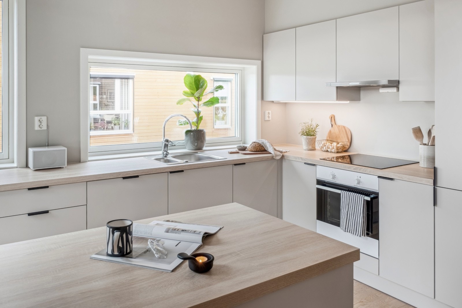 Kjøkkenet får godt med lys fra flere vindusflater. Galleribilde